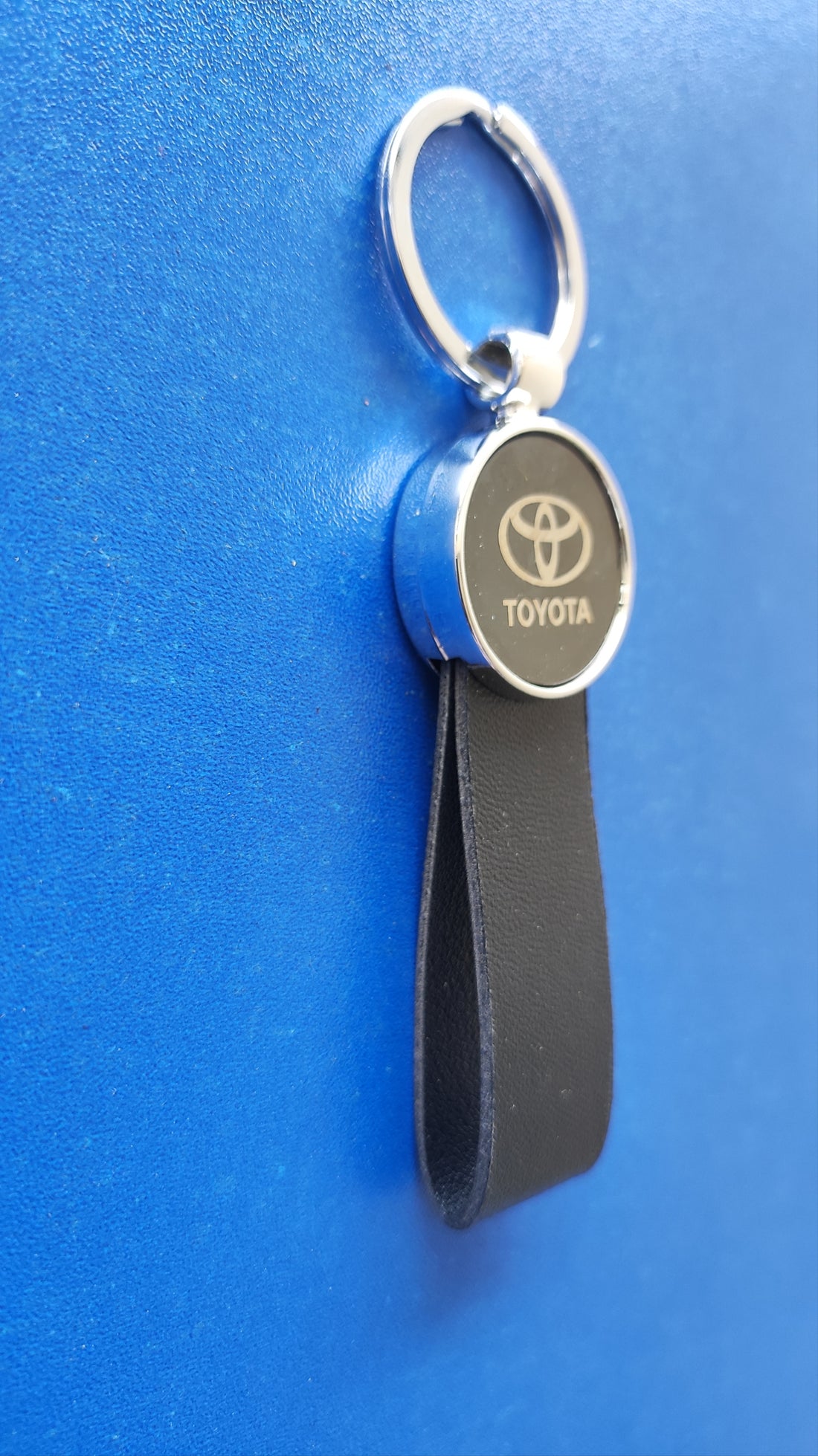 08 Toyota Logo Keychain | Toyota Logo Silver and Leather Keychain for Car and Bikes