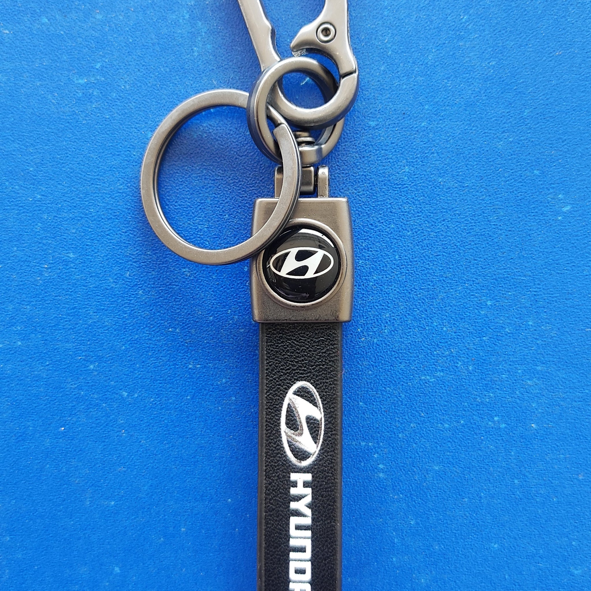23 Hyundai Logo Keychain| Hyundai Logo Steel and Leather Keychain for Car and bikes